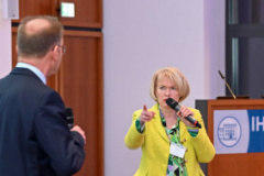 Eine bewegte Begrüßung: Stefan Schreiber und Bettina Horster