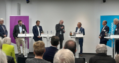 Ein großes Podium: v.l.n.r.: Herr Pomerenke, Herr Dederichs, Herr Kröger (i.V. von Dr. Noeres), Herr Freundlieb, der Moderator, Herr Döschner, Herr Flosbach, Prof. Dr. Fischedick