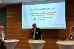 Der Moderator mit Herrn Schliewer und Herrn Dyll