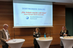 Der Moderator mit Frau Mouelhi-Ort und Frau Firtzsching