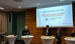 Der Moderator mit dem Vortragsrednern und den Kammerverteterinnen