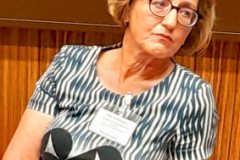 DD92_Frau-Bettermann-hoert-Prof.-Koeckler-zu