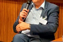 DD92_Herr-Hutmacher-im-Podium