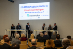 Das komplette Podium v.l.n.r.: Dr. Renker, Prof. Dr. Adolph, der Moderator, die Ministerin, Dr. Horster, Prof.  Dr. ten Hompel